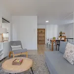 2br Walk Everywhere In Apartment *